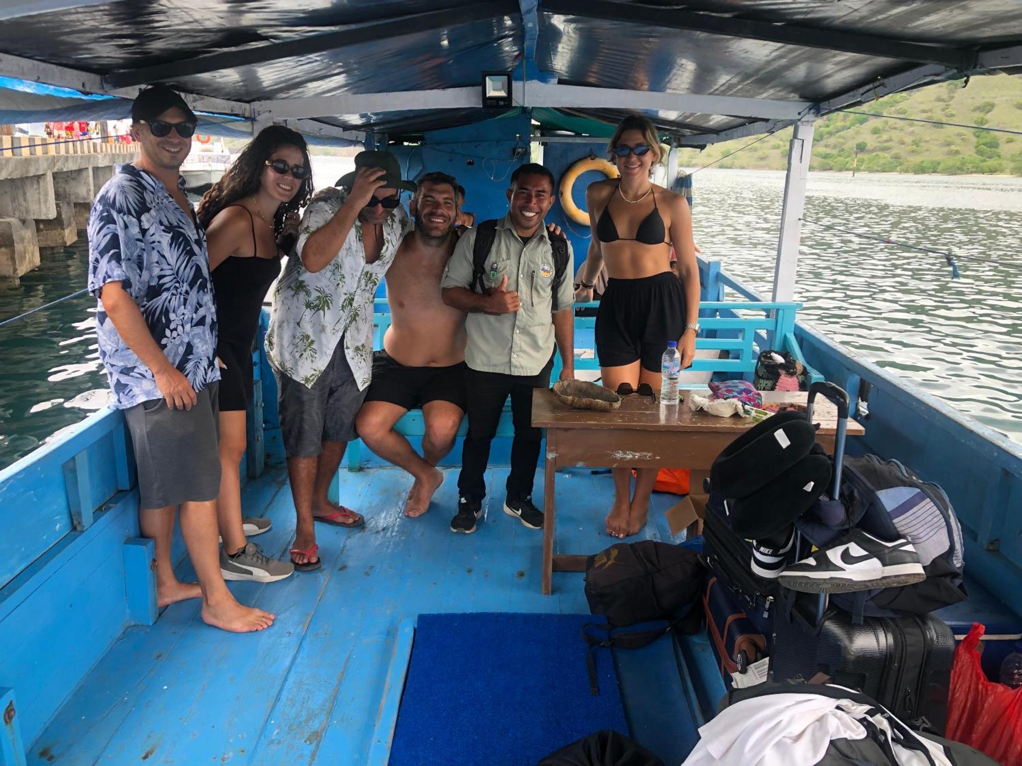 Dua Putri Komodo Homestay Exterior foto