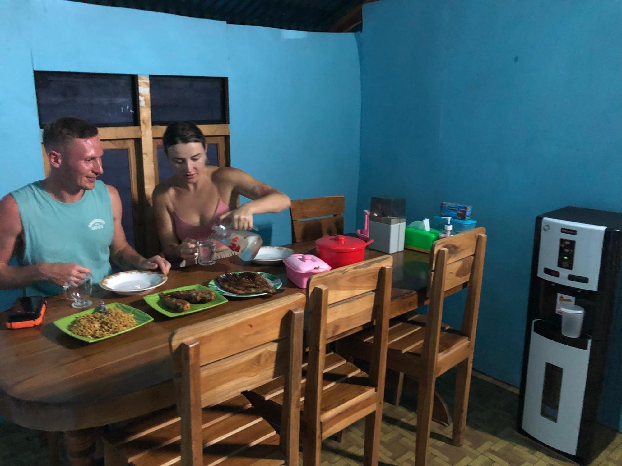 Dua Putri Komodo Homestay Exterior foto